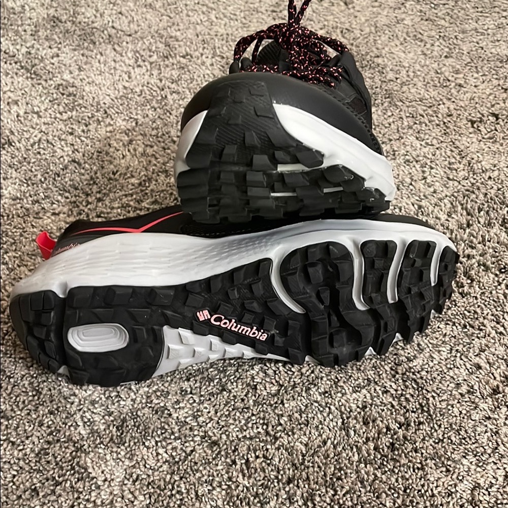 Black and salmon Columbia shoes - Picture 2 of 6
